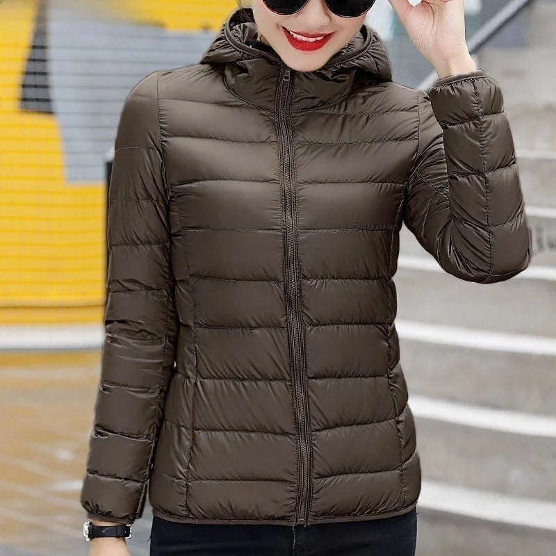 Novo casaco feminino com capuz, em algodão, estilo casual e leve, com design simples e moderno, inspirado na moda coreana.