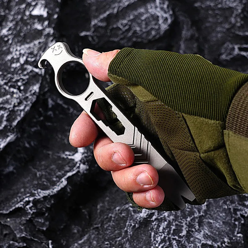 Pé de cabra multifuncional em liga de titânio com corrente para o pescoço, abridor de garrafas, chave inglesa, ferramenta de sobrevivência para atividades ao ar livre, equipamento EDC para camping, presente para homens.