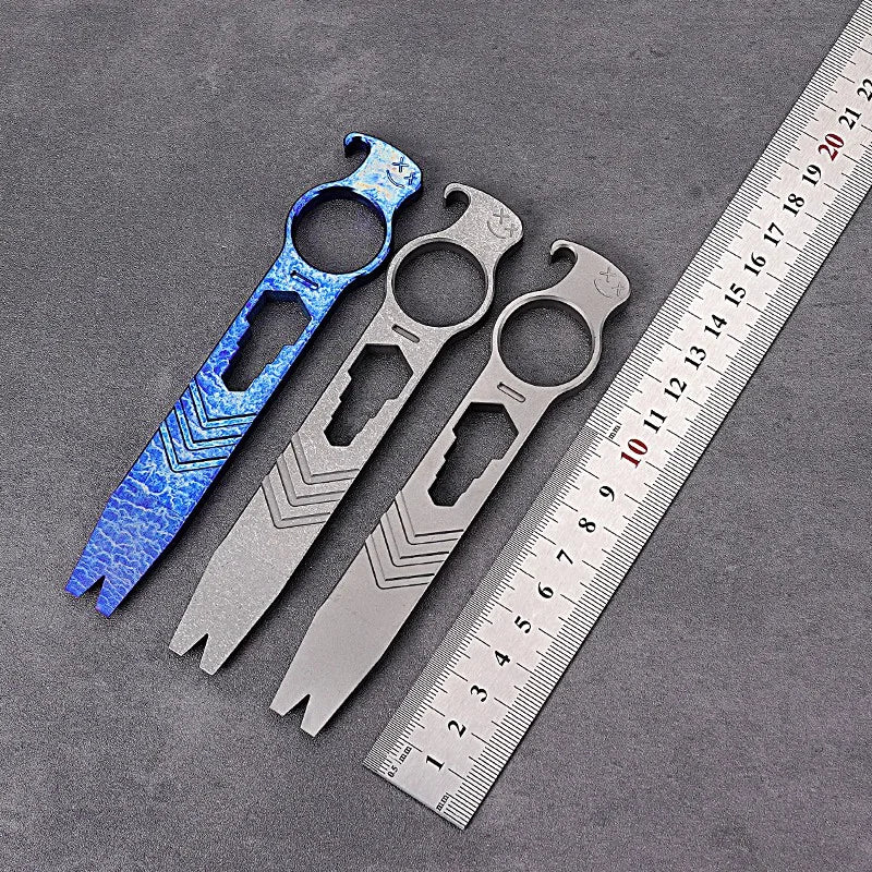 Pé de cabra multifuncional em liga de titânio com corrente para o pescoço, abridor de garrafas, chave inglesa, ferramenta de sobrevivência para atividades ao ar livre, equipamento EDC para camping, presente para homens.