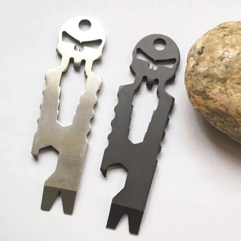 Chaveiro tático multifuncional de aço inoxidável para uso diário, com chaveiro em formato de caveira, chave de fenda e pé de cabra.