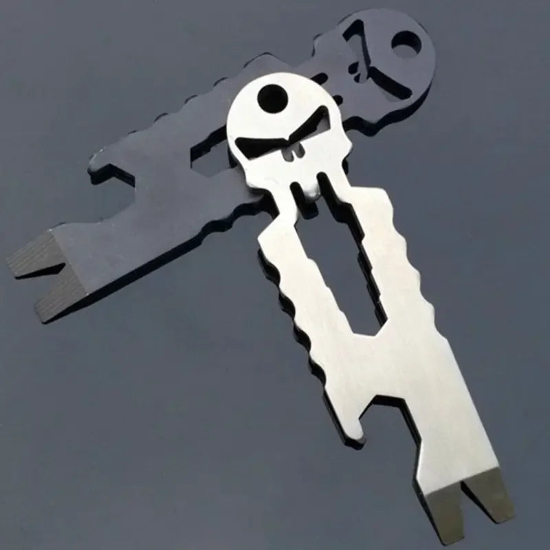 Chaveiro tático multifuncional de aço inoxidável para uso diário, com chaveiro em formato de caveira, chave de fenda e pé de cabra.