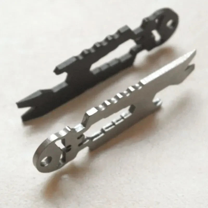 Chaveiro tático multifuncional de aço inoxidável para uso diário, com chaveiro em formato de caveira, chave de fenda e pé de cabra.