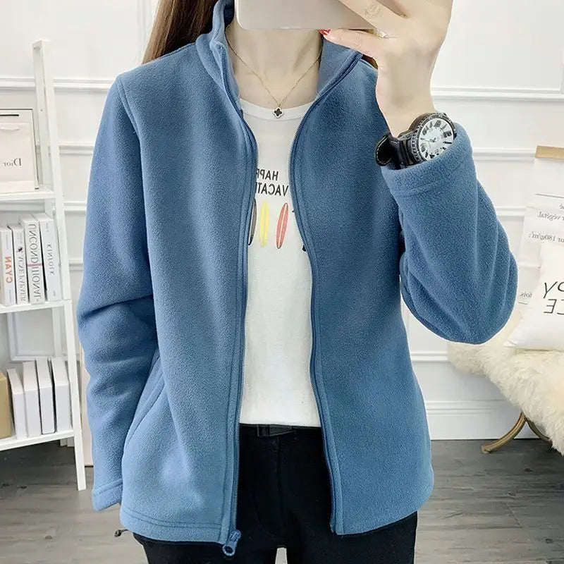 Women's windbreaker jacket made of thick fleece, ideal for outdoor activities in spring, autumn, and winter. Made of double-sided polyester with a regular fit.