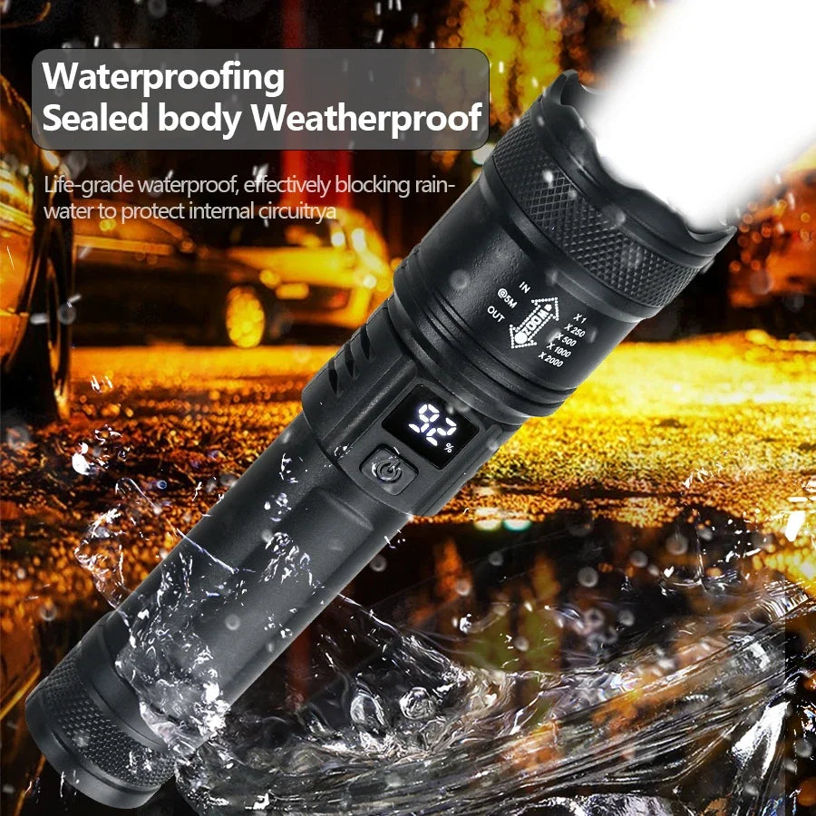 Lanterna LED de alta potência 2000LM, lanterna tática com visor, carregamento USB, para camping, pesca e emergências. Possui zoom.