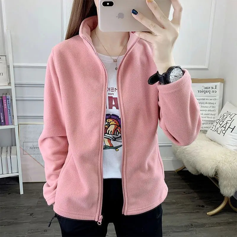 Women's windbreaker jacket made of thick fleece, ideal for outdoor activities in spring, autumn, and winter. Made of double-sided polyester with a regular fit.