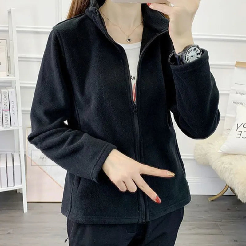 Women's windbreaker jacket made of thick fleece, ideal for outdoor activities in spring, autumn, and winter. Made of double-sided polyester with a regular fit.