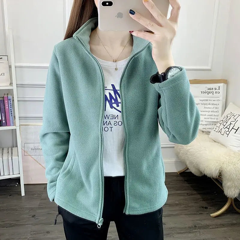 Women's windbreaker jacket made of thick fleece, ideal for outdoor activities in spring, autumn, and winter. Made of double-sided polyester with a regular fit.