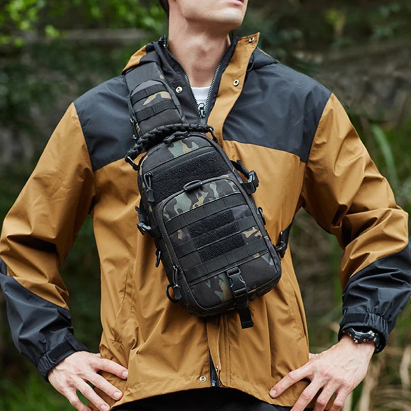 Mochila tática masculina para camping, ideal para esportes, caminhadas, escaladas, ciclismo, pesca e viagens. Possui sistema MOLLE e é perfeita para usar no ombro.