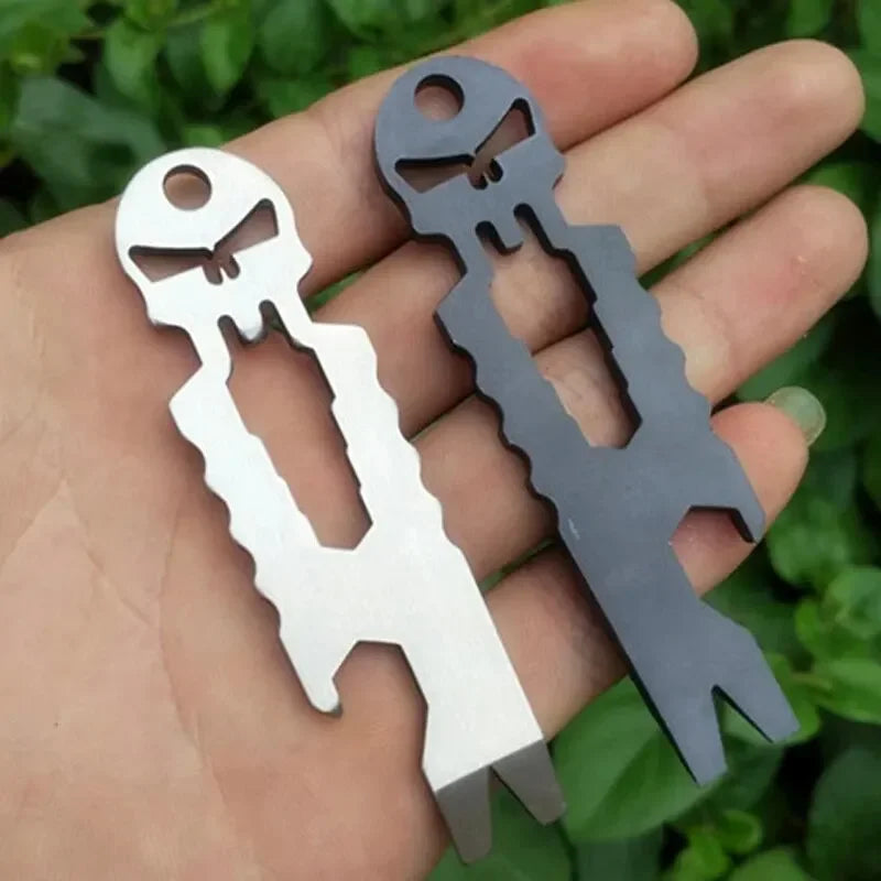 Chaveiro tático multifuncional de aço inoxidável para uso diário, com chaveiro em formato de caveira, chave de fenda e pé de cabra.