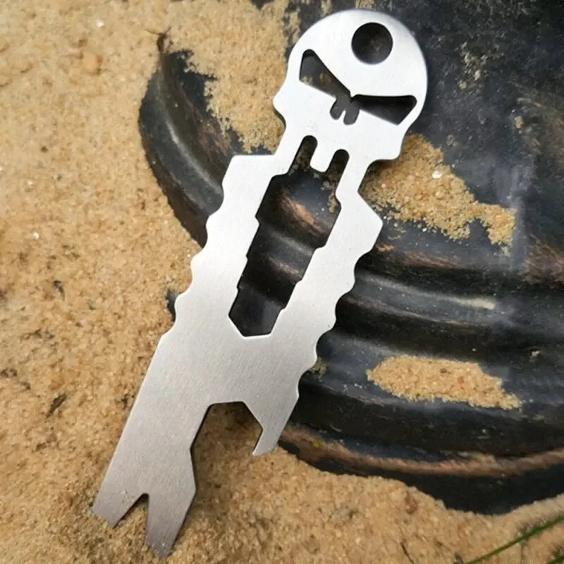 Chaveiro tático multifuncional de aço inoxidável para uso diário, com chaveiro em formato de caveira, chave de fenda e pé de cabra.