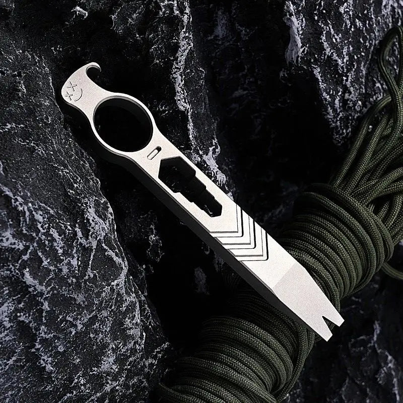 Pé de cabra multifuncional em liga de titânio com corrente para o pescoço, abridor de garrafas, chave inglesa, ferramenta de sobrevivência para atividades ao ar livre, equipamento EDC para camping, presente para homens.