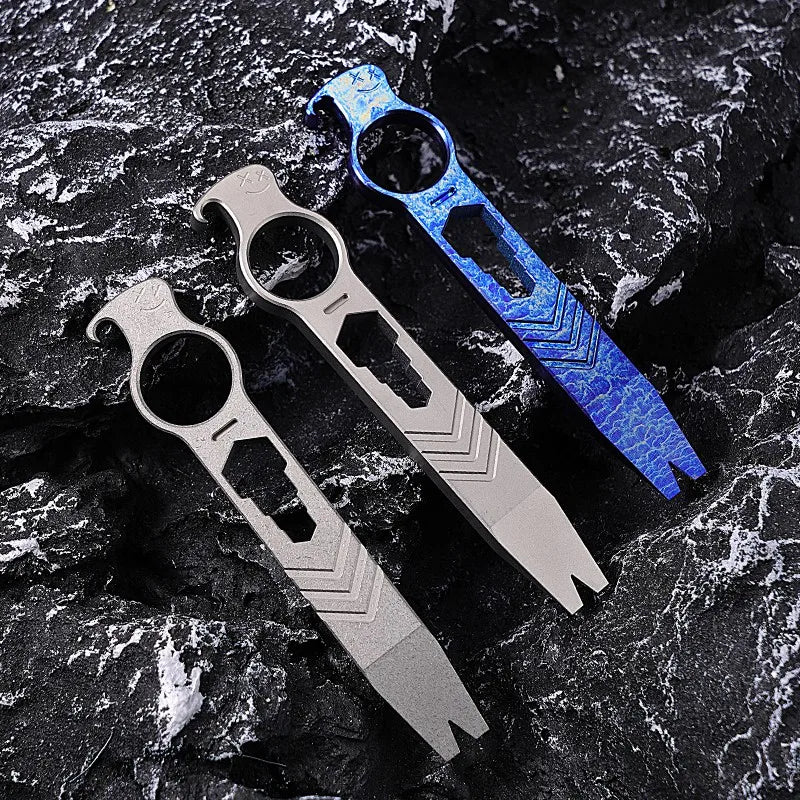 Pé de cabra multifuncional em liga de titânio com corrente para o pescoço, abridor de garrafas, chave inglesa, ferramenta de sobrevivência para atividades ao ar livre, equipamento EDC para camping, presente para homens.